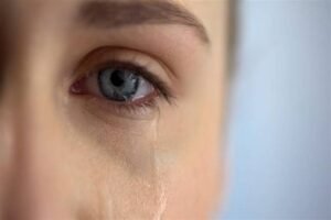 سبب تدميع العين: الأسباب وأنواع الدموع وفوائدها وطرق العلاج
